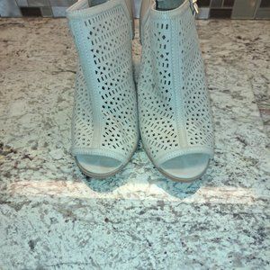 Ladies size 11 Daisy Fuentes beige color shoes